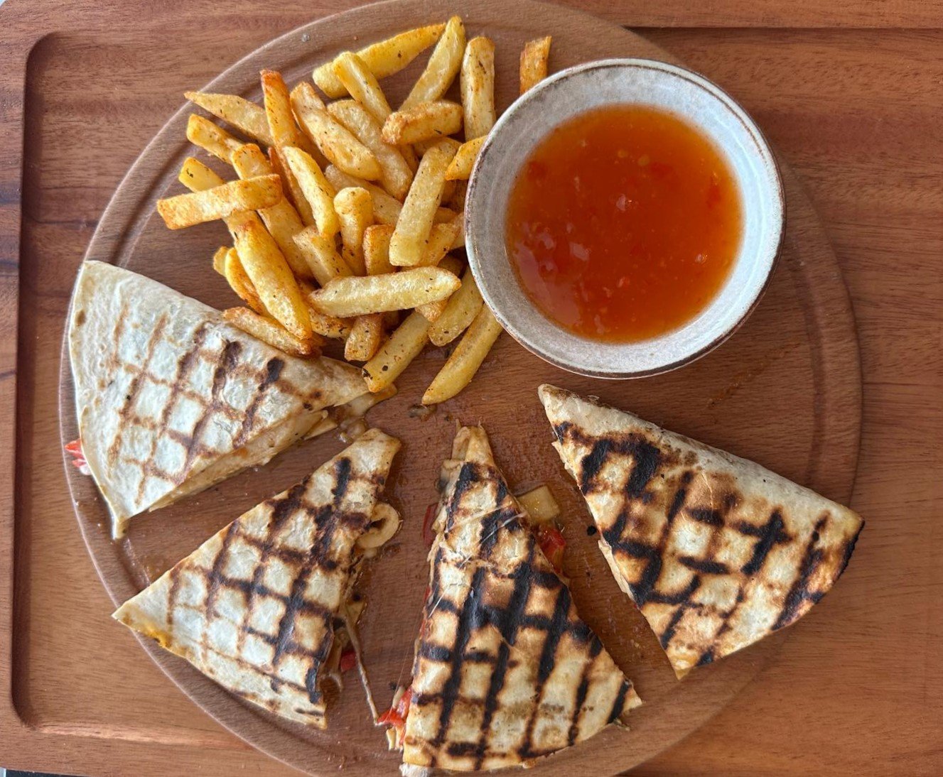 Quesadilla Dilimleri / Quesadilla Slices (Tavuklu-Chicken)                 (16:00'a kadar sipariş edilebilir. | Can be ordered until 16:00.)